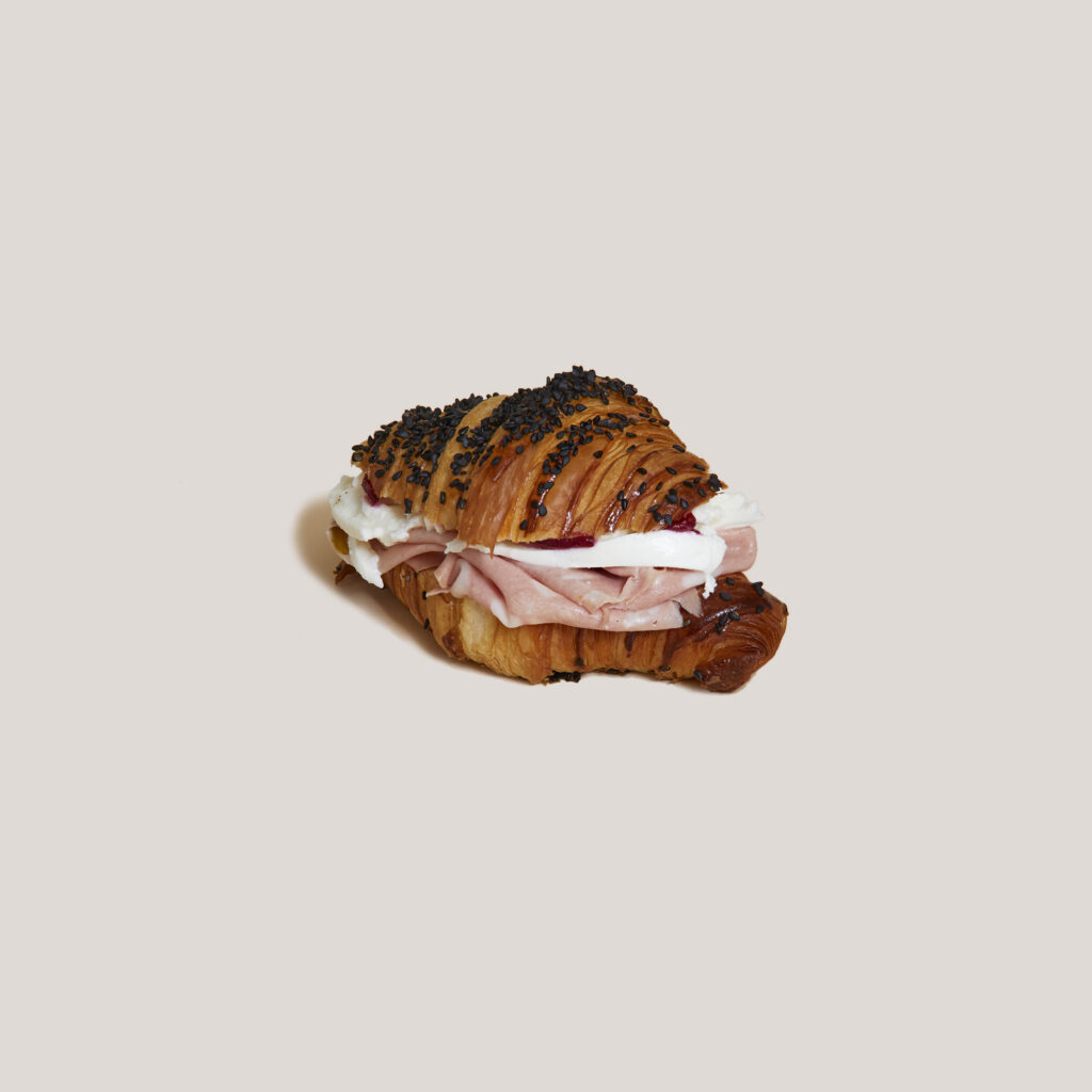 Croissant de mortadela y queso